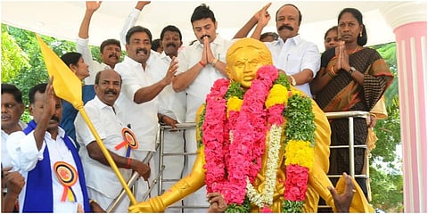 சிவகங்கையில் விடுதலை போராட்ட  குயிலி நினைவு தினத்தையொட்டி அவரது சிலைக்கு மாலை அணிவித்து மரியாதை செய்த அமைச்சர்கள் கே.ஆர்.பெரியகருப்பன், மதிவேந்தன் மற்றும் எம்எல்ஏ தமிழரசி
