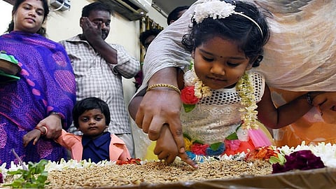 விஜயதசமியை முன்னிட்டு கூத்தனூர் சரஸ்வதி கோயிலில் வித்யாரம்பம்
