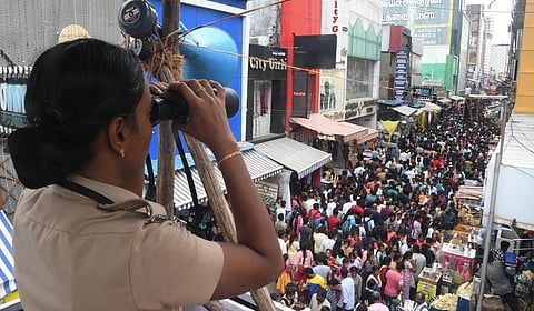 புத்தாடைகள், வீட்டு உபயோக பொருட்களை வாங்க குவியும் மக்கள்: தி.நகரில் பாதுகாப்பை பலப்படுத்தும் காவல்துறை