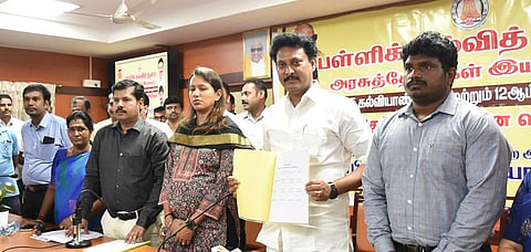 கோவை மாவட்டஆட்சியர் அலுவலகத்தில்  10,11,12-ஆம் வகுப்பு மாணவர்களுக்கான பொதுத் தேர்வு அட்டவணையை வெளியிட்ட அமைச்சர் அன்பில் மகேஷ் பொய்யாமொழி உள்ளிட்டோர். |  படங்கள் ஜெ.மனோகரன்.