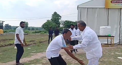 கட்சி நிர்வாகிகள் காலில் விழுவதை அனுமதிக்கும் கட்சியின் பொதுச் செயலாளர் புஸ்ஸி ஆனந்த்