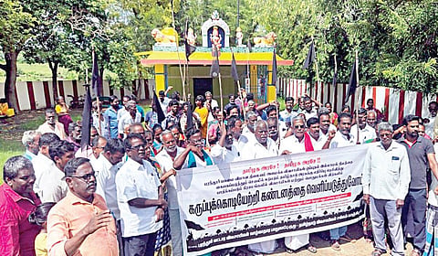 விமான நிலைய திட்டத்துக்கு எதிர்ப்பு தெரிவித்து பரந்தூர் ஏகனாபுரம், நெல்வாய் உள்ளிட்ட கிராமங்களில் வசிக்கும் பொதுமக்கள் தங்களின் குடியிருப்புகளில் கருப்புக் கொடி ஏற்றி ஆர்ப்பாட்டத்தில் ஈடுபட்டனர்.