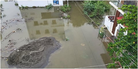 மதுரையில் ஞாயிறு இரவு பெய்த கனமழையின் காரணமாக சாலைகள், குடியிருப்புப் பகுதிகளில் குளம் போல் தேங்கி நின்ற மழைநீர் | படங்கள்:  எஸ்.கிருஷ்ணமூர்த்தி.