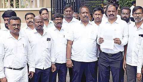 அதிமுக பொதுச்செயலாளர் பழனிசாமி குறித்து அவதூறாகப் பேசியதாக நாஞ்சில் சம்பத், பெங்களூரு புகழேந்தி மீது நடவடிக்கை எடுக்கக்கோரி சேலம் மாநகர காவல் ஆணையர் அலுவலகத்தில் புகார் மனு அளித்த அதிமுகவினர். படம்: எஸ்.குரு பிரசாத்