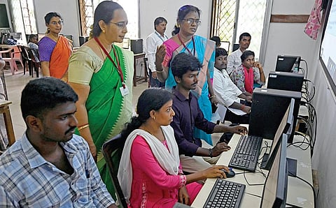 அரசு, உதவிபெறும் கல்வியியல் கல்லூரிகளில் பிஎட் சேர்க்கை கலந்தாய்வு தொடங்கியது: அக். 23 முதல் வகுப்புகள் தொடக்கம்
