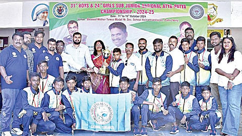 புதுச்சேரியில் நடைபெற்ற அட்யா பட்யா போட்டியில் பட்டம் வென்ற தமிழக ஆடவர் அணி.