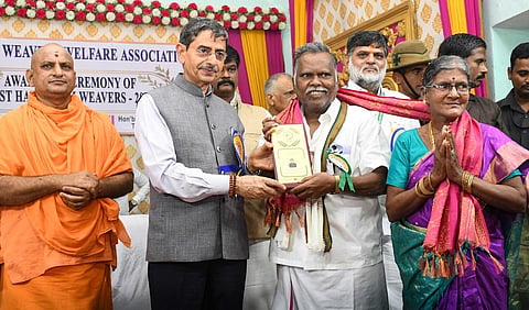 சேலம் மாவட்டம் மேச்சேரியில் அனைத்திந்திய நெசவாளர்கள் நலச் சங்கத்தின் சார்பில் சிறந்த கைத்தறி நெசவாளர்களுக்கான விருது வழங்கும் விழா இன்று நடந்தது. இதில் தமிழக ஆளுநர் கே.என் ரவி சிறந்த கைத்தறி நெசவாளர்களுக்கு  சால்வை அணிவித்து விருது வழங்கினார். படம்: எஸ். குரு பிரசாத்