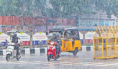 சேலத்தில் நேற்று காலை தொடர் மழை பெய்தது. இதனால் ஆட்சியர் அலுவலகம் அருகே கொட்டும் மழையில் சென்ற இருசக்கர வாகன ஓட்டிகள். | படம்: எஸ். குரு பிரசாத் |