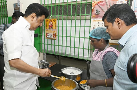 அம்மா உணவகத்தில் முதல்வர் ஸ்டாலின் | கோப்புப் படம்