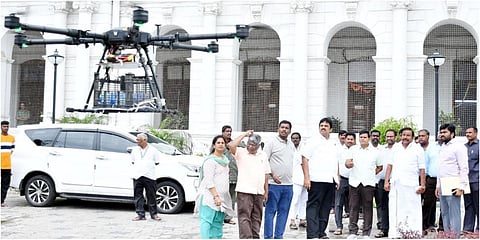 சென்னையில் மழைநீர் தேங்கியுள்ள தாழ்வான பகுதிகளில் அத்தியாவசியப் பொருட்களை வழங்குவதற்காக  தயார் நிலையில் வைக்கப்பட்டுள்ள ட்ரோன்களை அமைச்சர் கே.என்.நேரு ஆய்வு செய்தார்.