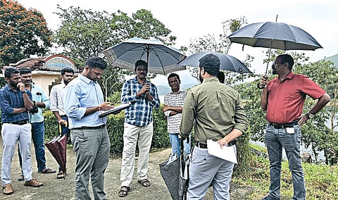 முல்லை பெரியாறு அணையை ஆய்வு செய்ய வந்த துணை கண்காணிப்புக் குழுவிடம், அணை பராமரிப்பின் அவசியம் குறித்து விளக்கிய தமிழக நீர்ப்பாசனத் துறை அதிகாரிகள்.