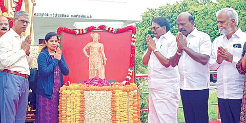 சுதந்திர போராட்ட வீரர் வீரபாண்டிய கட்டபொம்மன் 225-வது நினைவு தினத்தை முன்னிட்டு, தமிழ்நாடு அரசின் சார்பில் கிண்டி, காந்தி மண்டப வளாகத்தில் அமைந்துள்ள அவரது உருவச் சிலைக்கு அருகில் வைக்கப்பட்டிருந்த படத்துக்கு அமைச்சர்கள் சாத்தூர் ராமச்சந்திரன், மா.சுப்பிரமணியன், சேகர்பாபு, தமிழச்சி தங்கபாண்டியன் எம்.பி., மேயர் பிரியா, தமிழ் வளர்ச்சி மற்றும் செய்தித் துறை செயலாளர் வே.ராஜாராமன், செய்தி மக்கள் தொடர்புத் துறை இயக்குநர் இரா.வைத்திநாதன் மற்றும் அரசு உயர் அலுவலர்கள் மலர்தூவி மரியாதை செலுத்தினர்.