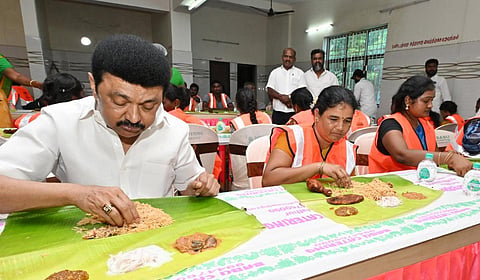 சென்னையில் மழை வெள்ள நிவாரணப் பணிகளில் பணியாற்றிய மாநகராட்சி தூய்மைப் பணியாளர்களுக்கு உணவு பரிமாறியதுடன், அவர்களுடன் அமர்ந்து முதல்வர் ஸ்டாலின் உணவருந்தினார்.