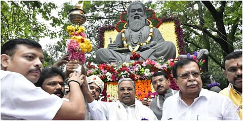 பெங்களூரு விதானசவுதா வளாகத்தில் வால்மீகியின் சிலைக்கு முதல்வர் சித்தராமையா மாலை அணிவித்து மரியாதை செலுத்தினார்.  
