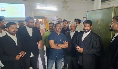 விக்கிரவாண்டி நீதிமன்றத்தில் சீமான் தனது வழக்கறிஞர்களுடம் ஆஜரானார்.
