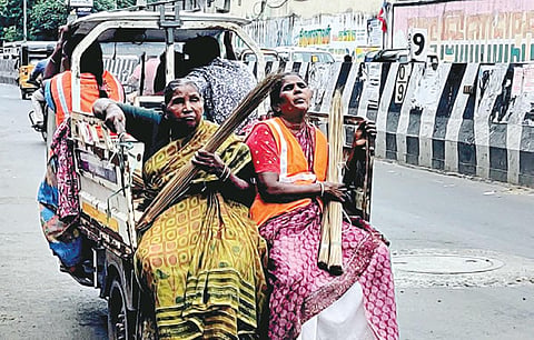 சென்னை, வால்டாக்ஸ் சாலையில் மாநகராட்சியின் குப்பை அகற்றும் பேட்டரி வாகனங்களில் தூய்மைப் பணியாளர்கள் அழைத்துச் செல்லப்படுகின்றனர். படம்: ச.கார்த்திகேயன்
