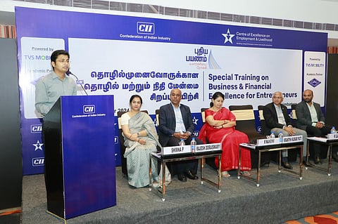 கோவை மாவட்ட ஆட்சியர் கிராந்திகுமார் பாடி தொடங்கி வைத்து பேசினார். அருகில், சிஐஐ தென்மண்டல தலைவர் நந்தினி, சிஐஐ  கோவை தலைவர், இளங்கோ உள்ளிட்டோர். | படம்: ஜெ.மனோகரன்
