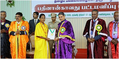 தஞ்சாவூர் தமிழ்ப் பல்கலைக் கழகத்தின் 14-வது பட்டமளிப்பு விழாவில் தமிழக ஆளுநர் ஆர்.என்.ரவி மாணவர்களுக்கு பட்டங்களை வழங்கினார் 