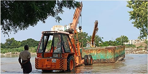 சென்னை மாநகராட்சி சார்பில் ஓட்டேரி நல்லா கால்வாயில் தூர் வாரும் பணிக்காக  மிதவை கொண்டு செல்லப்பட்டுள்ளது. 