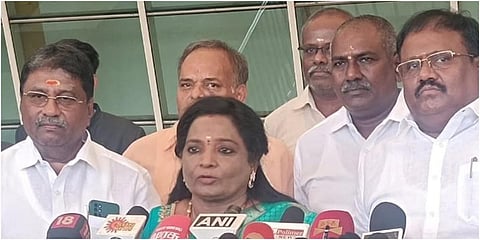 கோவை விமான் நிலையத்தில் பாஜக முன்னாள் மாநில தலைவர் தமிழிசை சவுந்தரராஜன் செய்தியாளர்களைச் சந்தித்தார். |  படம் : ஜெ.மனோகரன் 