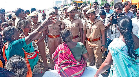 சென்னை மெரினா வளைவு சாலையில் மீன்கடைகளை அகற்ற வந்த மாநகராட்சி அதிகாரிகள், காவல்துறையுடன் வாக்குவாதத்தில் ஈடுபட்டு கடைகளை அகற்ற எதிர்ப்பு தெரிவித்த மீன் வியாபாரிகள். படம்: ம.பிரபு.