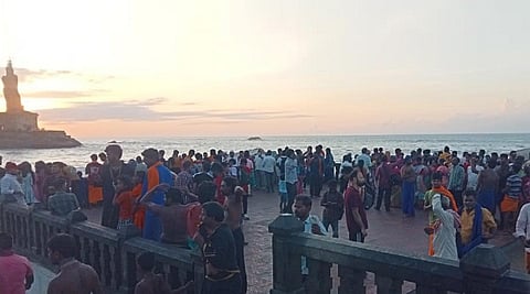 கன்னியாகுமரி முக்கடல் சங்கமத்தில் இன்று அதிகாலை குவிந்திருந்த ஐயப்ப பக்தர்கள்.