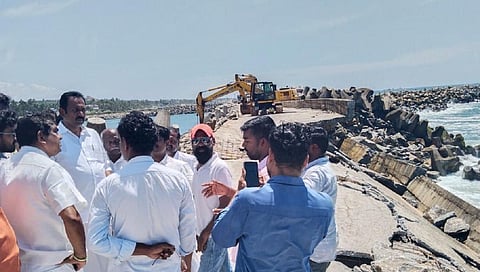 தேங்காய்பட்டணம் மீன்பிடி துறைமுகத்தில் கடல் சீற்றத்தில் சேதமான தடுப்பு சுவரை பார்வையிட்ட ராஜேஷ்குமார் எம்எல்ஏ மற்றும் மீனவ பிரதிநிதிகள்.
