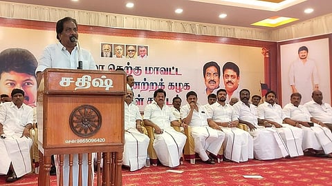 மதுரை திருமங்கலத்தில் நடைபெற்ற மதுரை தெற்கு மாவட்ட திமுக நிர்வாகிகள் கூட்டத்தில் பேசுகிறார் அமைச்சர் பி.மூர்த்தி. 