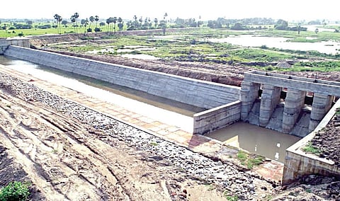 மீஞ்சூர் அருகே இரண்டு ஏரிகளை இணைத்து உருவாக்கப்பட்டு வரும் நீர்த்தேக்கம்