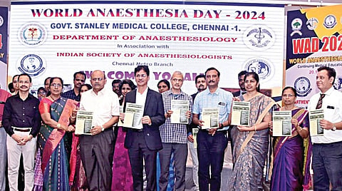 உலக மயக்கவியல் தினத்தையொட்டி அரசு ஸ்டான்லி மருத்துவக் கல்லுாரி மருத்துவமனையில் நடந்த தொடர் மருத்துவக் கல்வி பயிலரங்கத்தில் மருத்துவமனை மயக்கவியல் துறையின் செய்தி மடலை வெளியிடுகிறார் தமிழ்நாடு டாக்டர் எம்ஜிஆர் மருத்துவ பல்கலைக்கழகத்தின் துணைவேந்தர் மருத்துவர் கே.நாராயணசாமி. மருத்துவமனை டீன் பாலாஜி மற்றும் மருத்துவர்கள் உடன் உள்ளனர்.