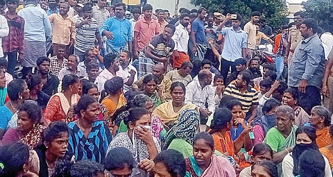 திருவேற்காடு கோலடி ஏரியை ஆக்கிரமித்து கட்டப்பட்ட வீடுகளை அகற்ற எதிர்ப்பு தெரிவித்து நேற்று சாலை மறியல் போராட்டத்தில் ஈடுபட்ட பொதுமக்கள்.
