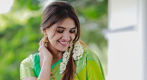 வசீகரிக்கும் வாணி போஜன் க்ளிக்ஸ் - விதவிதமாய்... வண்ணமயமாய்..!