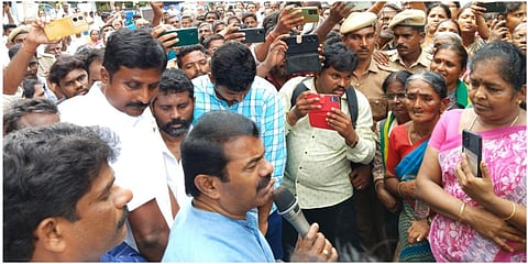 கரூர் தனியார் ஹோட்டல் முன்பு திரண்ட வெண்ணெய்மலை பகுதி மக்களை சந்தித்து நாதக தலைமை  ஒருங்கிணைப்பாளர் சீமான் பேசினார்.  