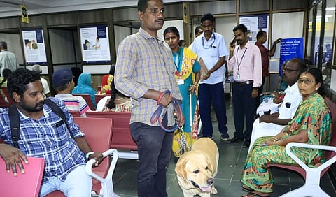 வெடிகுண்டு மிரட்டலைத் தொடர்ந்து திருநெல்வேலி அரவிந்த் கண் மருத்துவமனையில் மோப்ப நாய் உதவியுடன் போலீஸார் சோதனையில் ஈடுபட்டனர்.