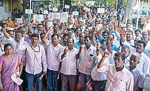 பொதுப்பணித் துறையின் தினக்கூலி பணியாளர்களை பணி நிரந்தரம் செய்யக்கோரி, தமிழ்நாடு தொழில்நுட்ப களப்பணியாளர்கள் சங்கம் சார்பில் சென்னை சேப்பாக்கத்தில் நேற்று உண்ணாவிரத போராட்டம் நடைபெற்றது. படம்: எஸ்.சத்தியசீலன்