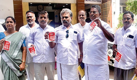 தாம்பரம் மாநகராட்சியில் தங்கள் வார்டுகள் புறக்கணிக்கப்படுவதாக கூறி அதிமுக கவுன்சிலர்கள் வெளிநடப்பு செய்தனர். | படம்: எம்.முத்துகணேஷ் |