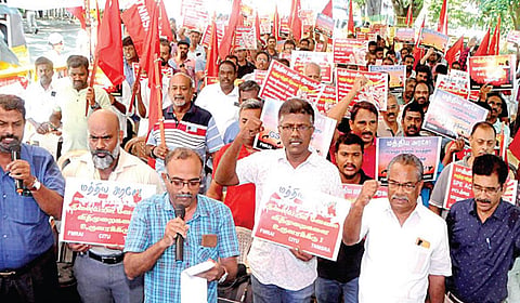 தமிழ்நாடு மருந்து, விற்பனை பிரதிநிதிகள் சங்கம் சார்பில் எழும்பூரில் ஆர்ப்பாட்டம் நடைபெற்றது. | படம்: ம.பிரபு |