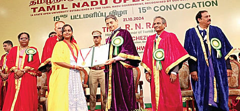 தமிழ்நாடு திறந்தநிலை பல்கலை. 15-வது பட்டமளிப்பு விழா: 106 மாணவர்களுக்கு ஆளுநர் தங்க பதக்கம் வழங்கினார்