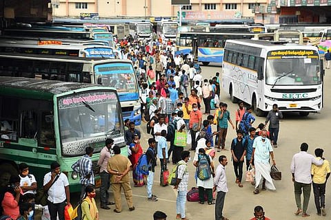 சொந்த ஊர்களுக்கு செல்லும் பயணிகளின் வசதிக்காக தீபாவளிக்கு 14,086 பேருந்து இயக்கம்: 1.02 லட்சம் பேர் முன்பதிவு
