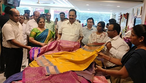 புதியதாக வடிவமைக்கப்பட்ட கைத்தறி ரகங்களை  பார்வையிட்ட கைத்தறி மற்றும் துணிநூல் துறை அமைச்சர் ஆர்.காந்தி. உடன் அதிகாரிகள்.