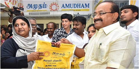 சென்னை கோபாலபுரம் அமுதம் மக்கள் அங்காடியில் 15 மளிகைப்பொருட்கள் அடங்கிய அமுதம் பிளஸ் மளிகைத் தொகுப்பு விற்பனையை  அமைச்சர் அர. சக்கரபாணி  துவக்கி வைத்தார்.