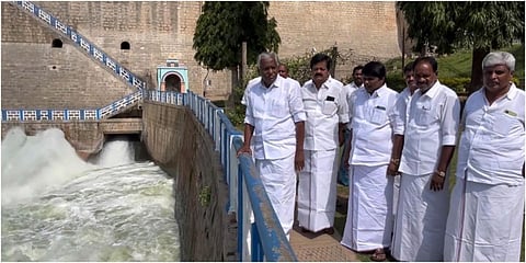 கிருஷ்ணகிரி அணையில் இருந்து நீர் வெளியேறும் பகுதியில் அதிமுக எம்எல்ஏக்கள் கே.பி.முனுசாமி, அசோக்குமார் மற்றும் தமிழ்செல்வம் ஆகியோர் பார்வையிட்டனர். 