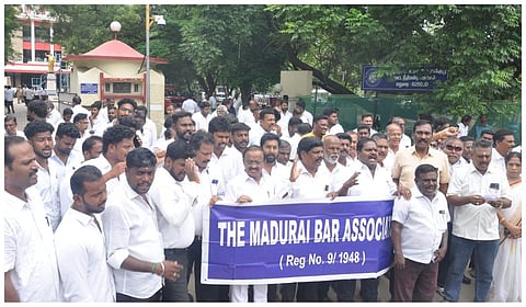 மதுரையில் வழக்கறிஞர்கள் ஆர்ப்பாட்டம்