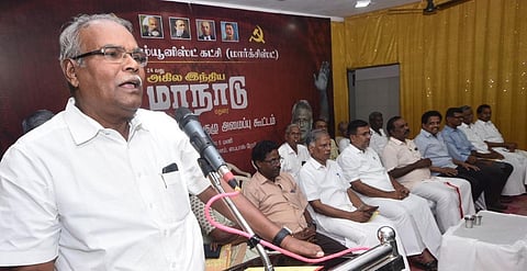மதுரையில் இன்று மார்க்சிஸ்ட் கட்சி சார்பில் 24-வது அகில இந்திய மாநாடு  வரவேற்புக்குழு அமைப்பு கூட்டத்தில் அக்கட்சியின் மாநிலச் செயலாளர் கே.பாலகிருஷ்ணன் பேசினார். படம்: எஸ்.கிருஷ்ணமூர்த்தி.