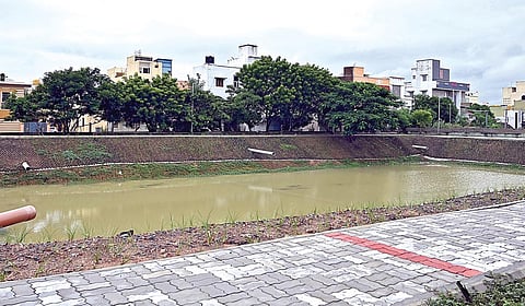 மாதவரம் மண்டலம், புத்தகரம் பகுதியில் மாநகராட்சி சார்பில் அமைக்கப்பட்டுள்ள குளத்தில் குறைந்த அளவே நீர் உள்ளது.  | படம்: எஸ்.சத்தியசீலன் |
