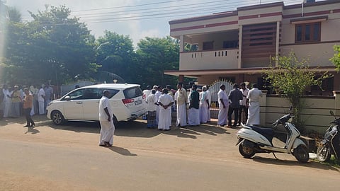 தஞ்சையில் நேற்று நடந்த சோதனையின்போது எடுக்கப்பட்ட படம்.