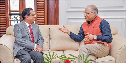 இந்திய தூதர் சந்தோஷ் ஜா இலங்கை அதிபரின் செயலாளர் கலாநிதி நந்திக குமாரநாயக்கவை சந்தித்துப் பேசினார்.