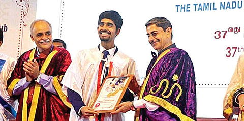 தமிழ்நாடு டாக்டர் எம்ஜிஆர் மருத்துவப் பல்கலைக்கழக 37-வது பட்டமளிப்பு விழாவில், 9 பதக்கங்களை பெற்ற சென்னை ஸ்டான்லி மருத்துவக் கல்லூரி மாணவர் வி.ராம் ஆனந்துக்கு பதக்கங்களை ஆளுநர் ஆர்.என்.ரவி வழங்கினார். உடன் பல்கலைக்கழக துணைவேந்தர் கி.நாராயணசாமி, சண்டிகர் முதுநிலை மருத்துவக் கல்வி மற்றும் ஆராய்ச்சி நிறுவன இயக்குநர் விவேக் லால் உள்ளிட்டோர்.படம்: ம.பிரபு