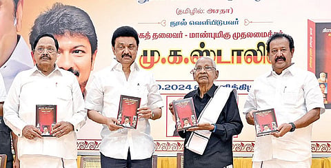 அமைச்சர் க.பொன்முடி ஆங்கிலத்தில் எழுதிய “திராவிட இயக்கமும் கருப்பர் இயக்கமும்” நூலை, முதல்வர் மு.க.ஸ்டாலின் நேற்று வெளியிட்டார். முதல் பிரதியை தி.க. தலைவர் கி.வீரமணி பெற்றுக் கொண்டார்.