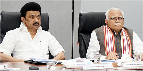 சென்னையில் மெட்ரோ ரயில் திட்டத்தின் இரண்டாம் கட்டப் பணிகள் குறித்து நடந்த ஆய்வுக் கூட்டத்தில் தமிழக முதல்வர் மு.க.ஸ்டாலின் மற்றும் மத்திய அமைச்சர் மனோகர் லால் கலந்துகொண்டனர்.
